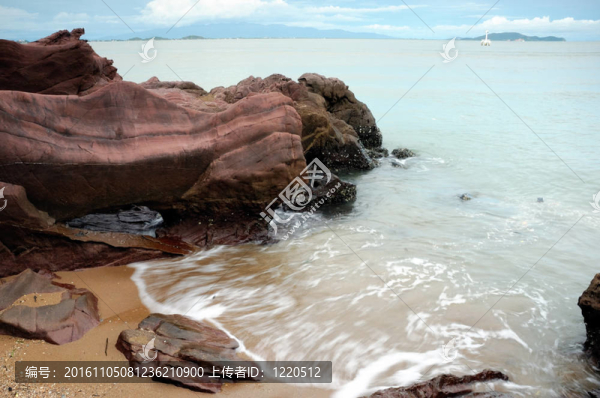 巖石與海浪。