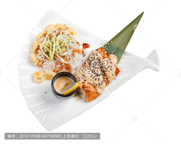 三文魚(yú)配米飯和奶油沙司