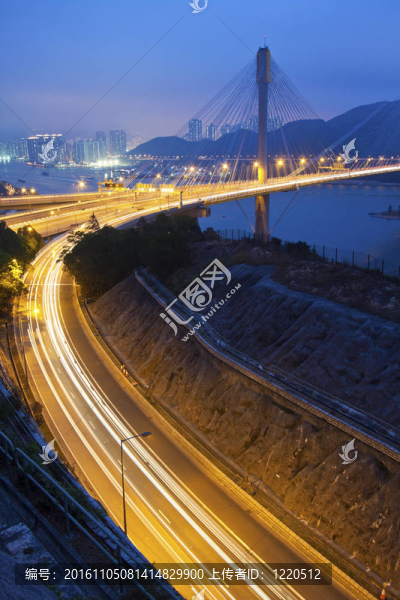 亭在晚上九橋和公路在香港