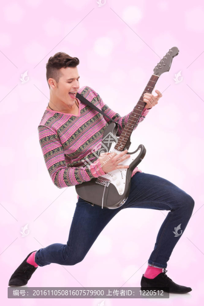 漫不經心的年輕人彈吉他