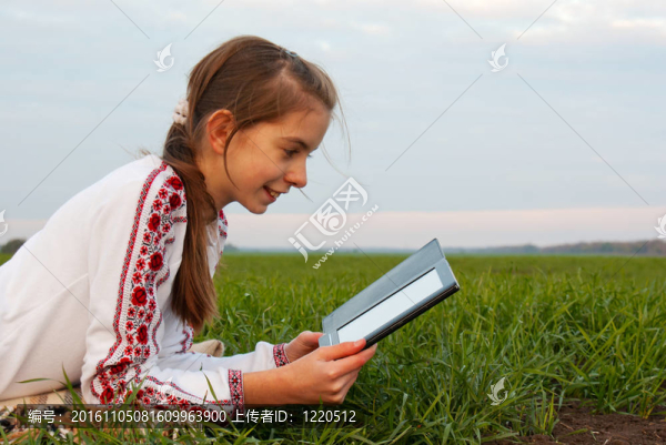 青少年電子書(shū)籍鋪設(shè)在草地上