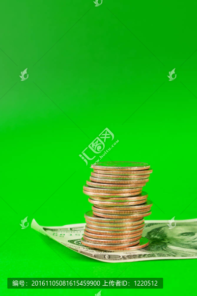 堆放在100美元紙幣上的硬幣
