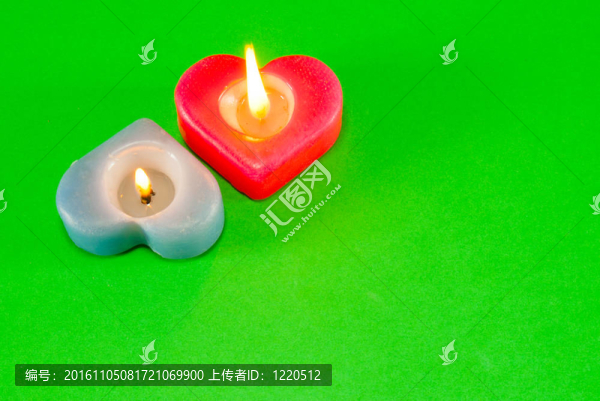 兩顆燃燒的心形蠟燭