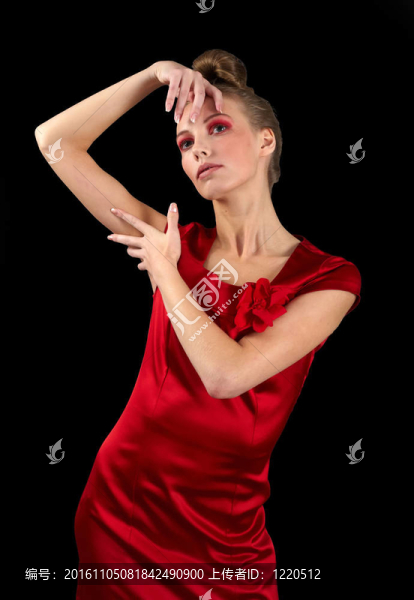 性感苗條女子穿著紅色連衣裙