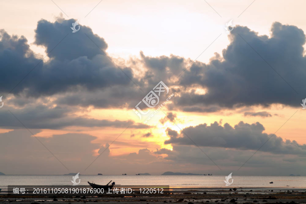 海上的日落；多云的天空