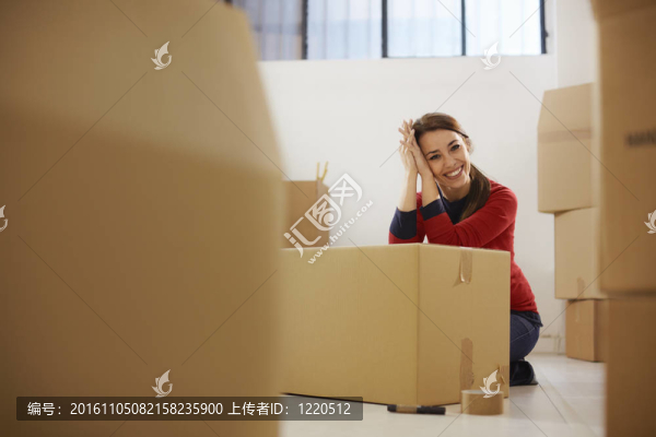 快樂(lè)的女人微笑著在家里搬箱子