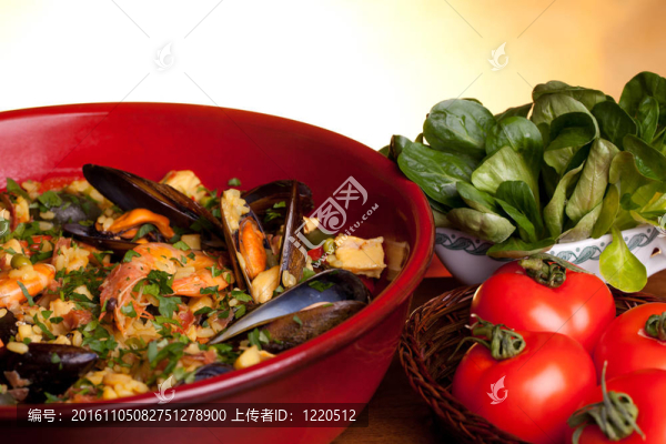 吃晚飯西班牙海鮮飯準備
