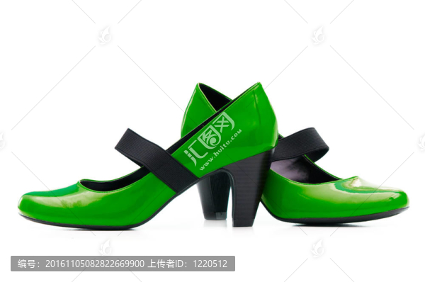 白色背景下的綠色女性鞋