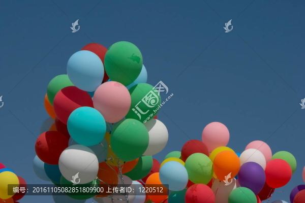 無數(shù)色彩斑斕的氣球在蔚藍的天空中飛翔