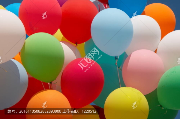 無數(shù)色彩斑斕的氣球在蔚藍(lán)的天空中飛翔