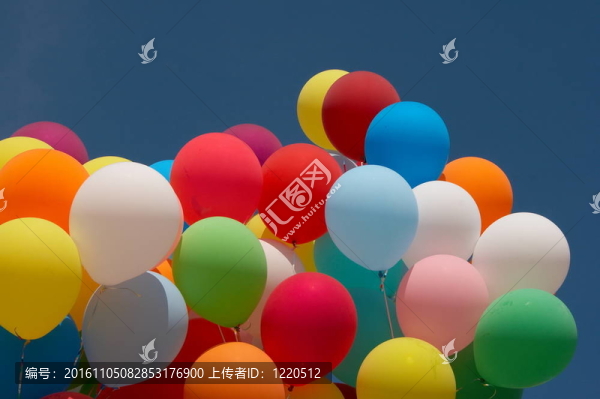 無數(shù)色彩斑斕的氣球在蔚藍(lán)的天空中飛翔