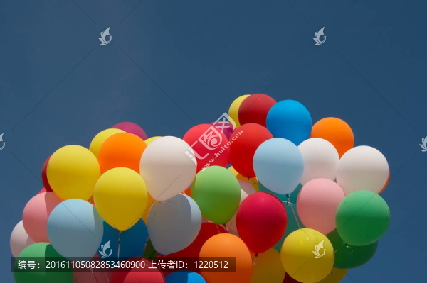 無數(shù)色彩斑斕的氣球在蔚藍(lán)的天空中飛翔