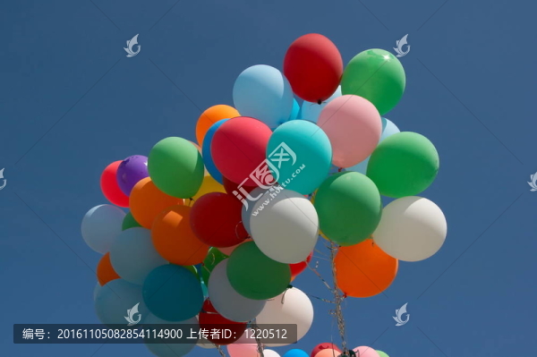 無(wú)數(shù)色彩斑斕的氣球在蔚藍(lán)的天空中飛翔