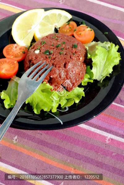 生牛肉與蔬菜在黑碟