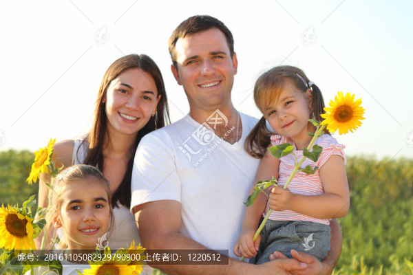 快樂的年輕家庭與女兒戶外