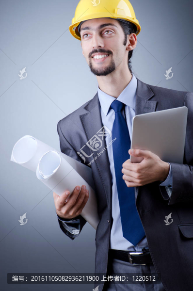 在平板上工作的建筑工人
