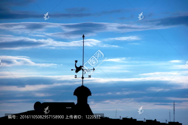 日落城市線與現(xiàn)代偽造輪廓對(duì)色彩戲劇性的天空