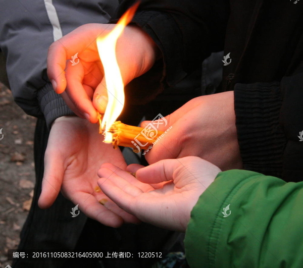 火焰蠟燭在手掌保護