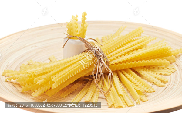 面食堆組成在一塊木板上；放大圖