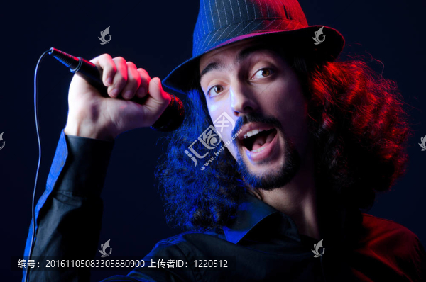 在音樂會上唱歌的人