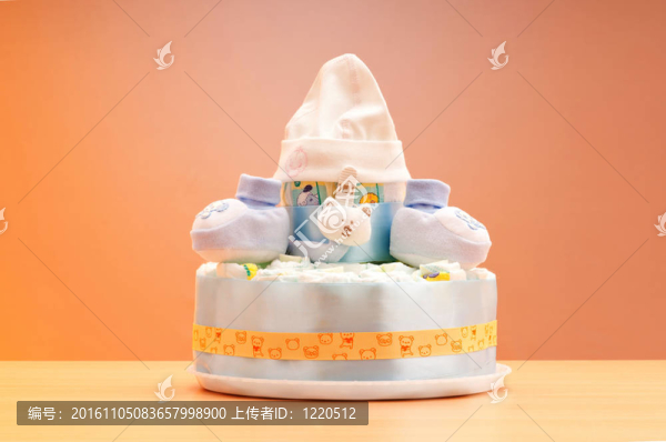 用白色的尿布制成的蛋糕