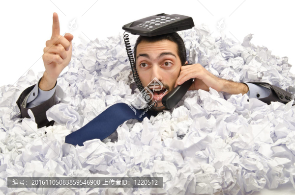 有許多揉皺的紙的人