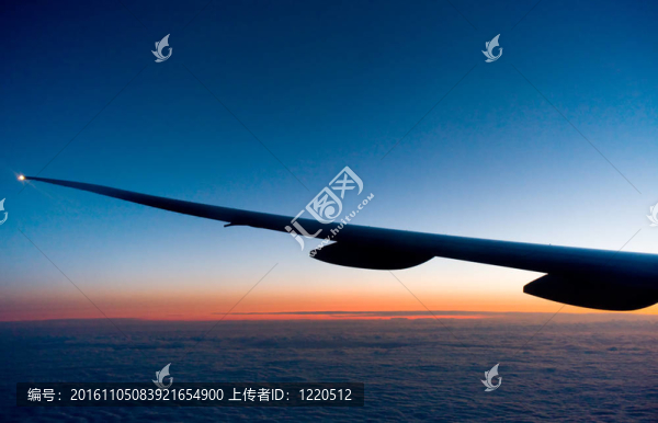 從飛機機翼看日落