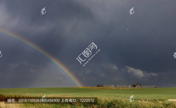 草原冰雹風(fēng)暴與彩虹