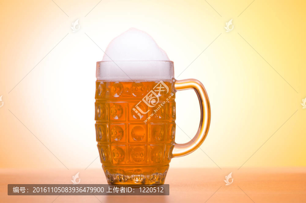 桌上的啤酒杯