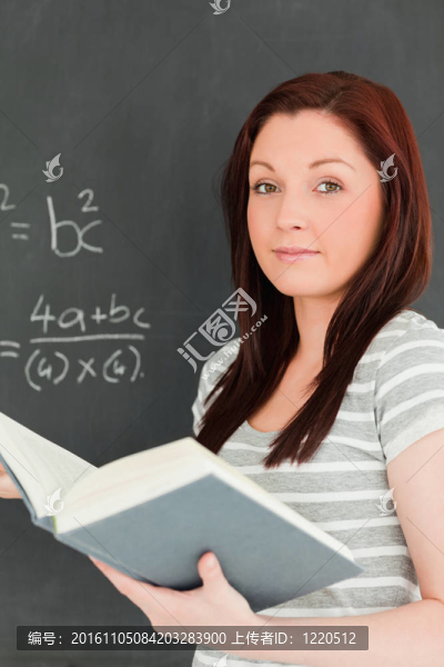 一個(gè)試圖解決等式的年輕女人的肖像