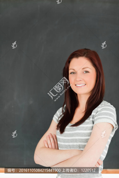 站在黑板前的一個可愛女人的肖像