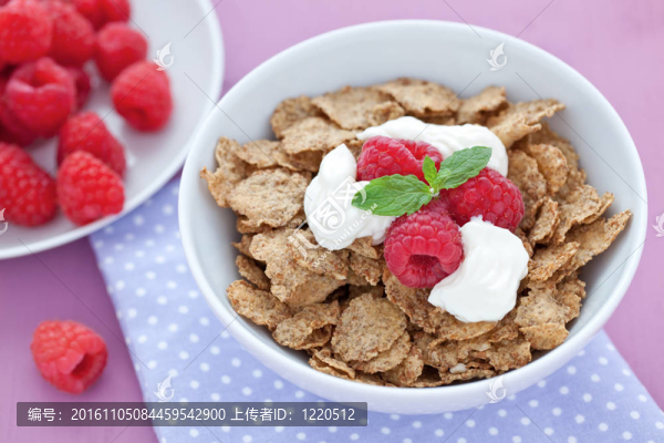 全麥麥片和覆盆子