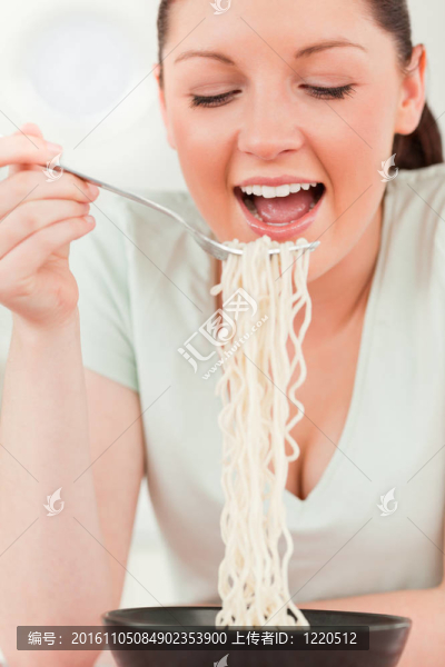 嫵媚女子一邊吃面食一邊擺姿勢(shì)