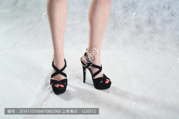 灰色背景上光滑的女性腿