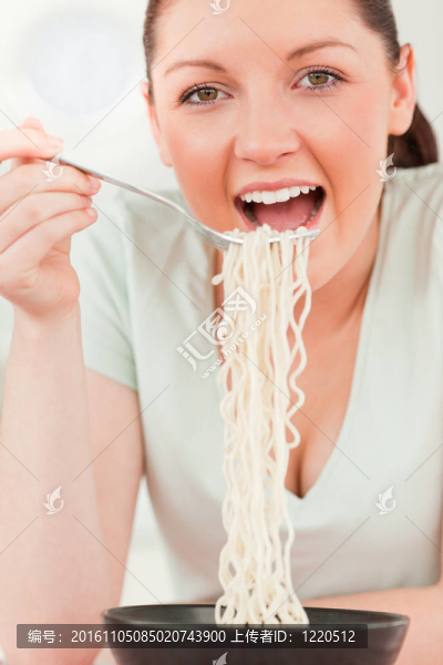 迷人的女人一邊吃面食一邊擺姿勢