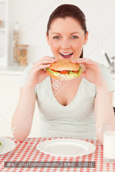 一個年輕女人的三明治照片