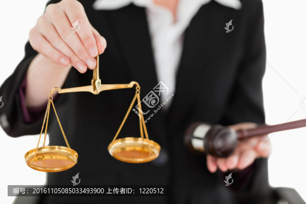 年輕的女人抱著正義的尺度，在白色背景下的尺度相機(jī)對(duì)焦槌