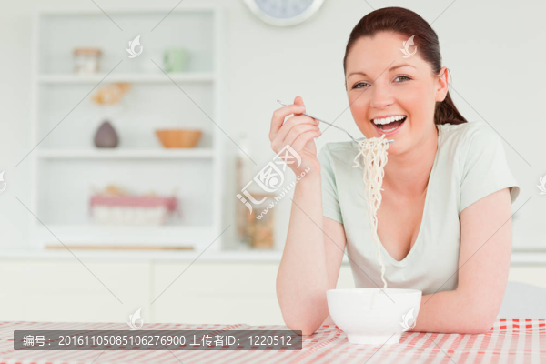 可愛的女人在吃意大利面時(shí)擺姿勢(shì)