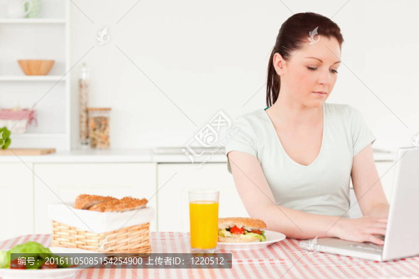 微笑的女人在她的筆記本上放松