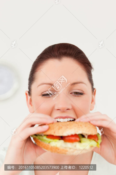 可愛(ài)的女人吃一個(gè)三明治午餐