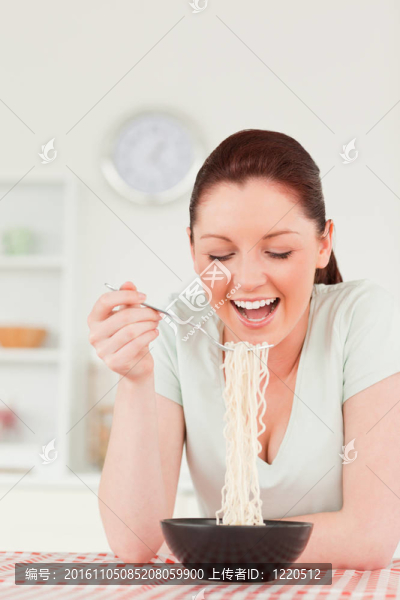 美女一邊吃面食一邊擺姿勢