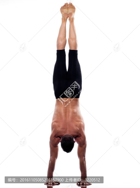 瑜伽倒立姿勢(shì)的人Adho,Mukha,Vrksasana