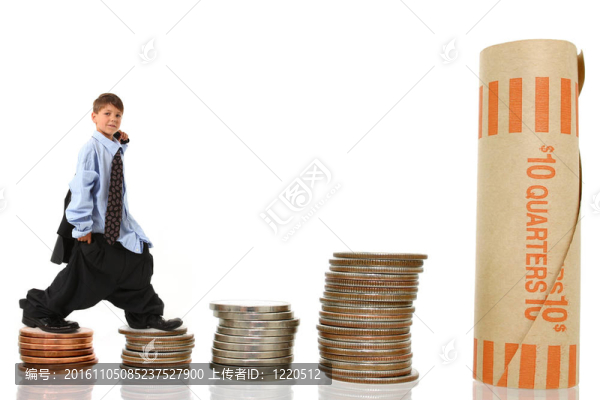 年輕男孩穿著西裝爬成堆的錢