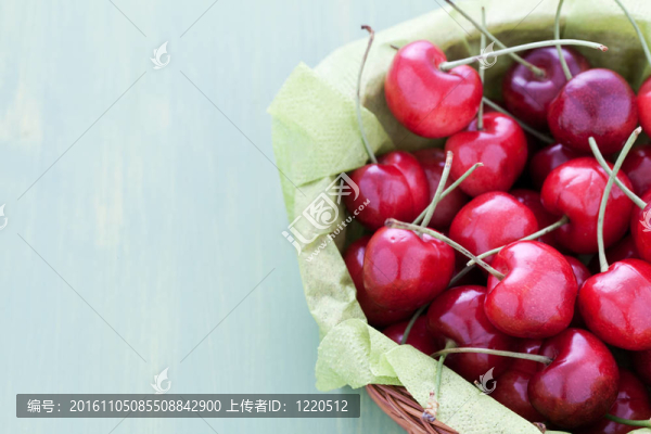 籃子里的新鮮櫻桃