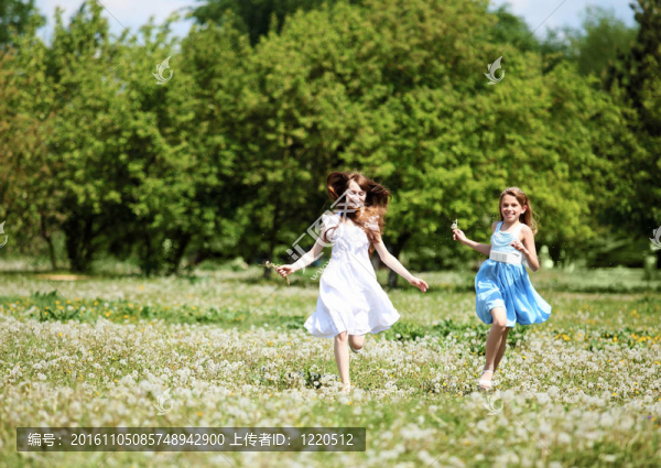 兩個(gè)女孩在公園里玩