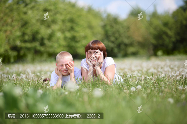 年輕的母親和她的小兒子