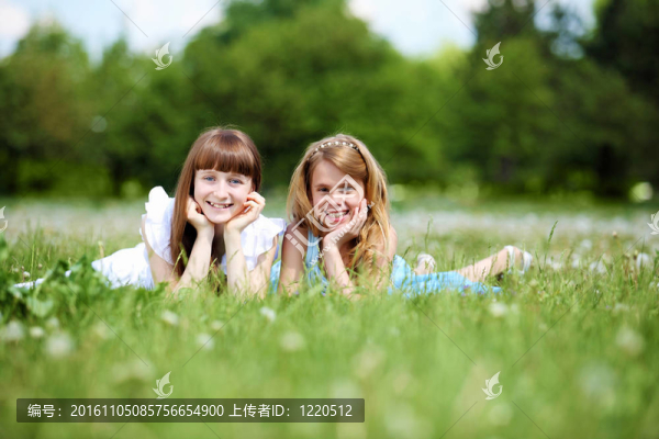 兩個(gè)女孩在公園里玩