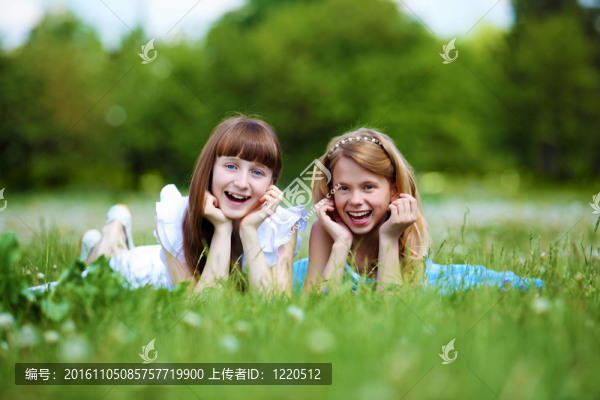 兩個女孩在公園里玩