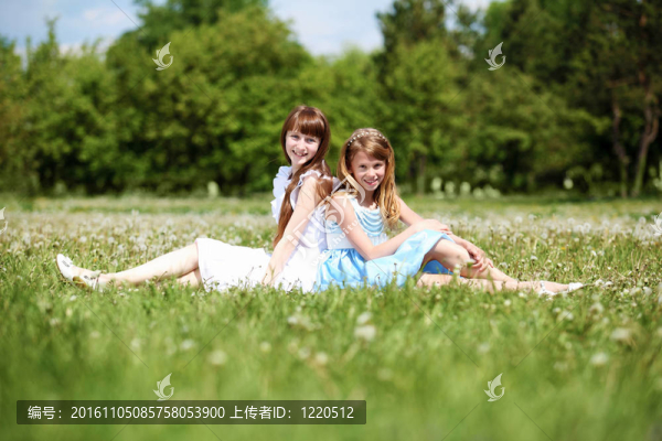 兩個女孩在公園里玩