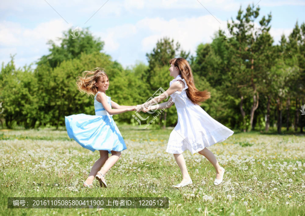 兩個女孩在公園里玩